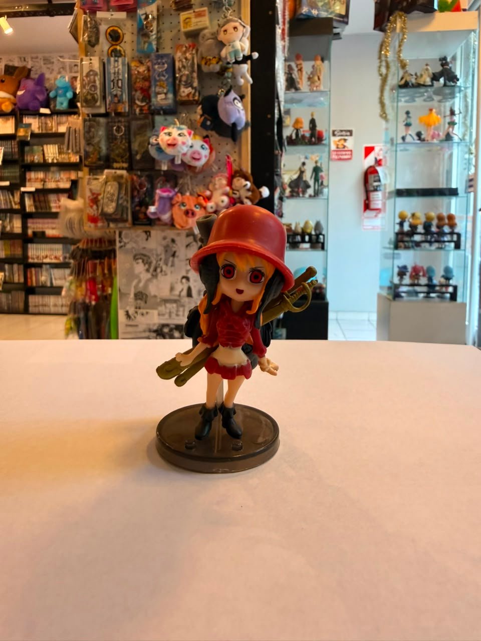 FIGURA GASHAPON DE NAMI CON SU SOMBRERO ROJO Y ARMA
