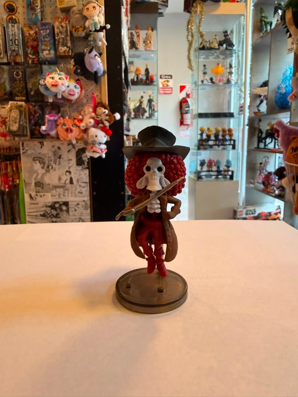 FIGURA GASHAPON DE BROOK CON ABRIGO MARRON LARGO