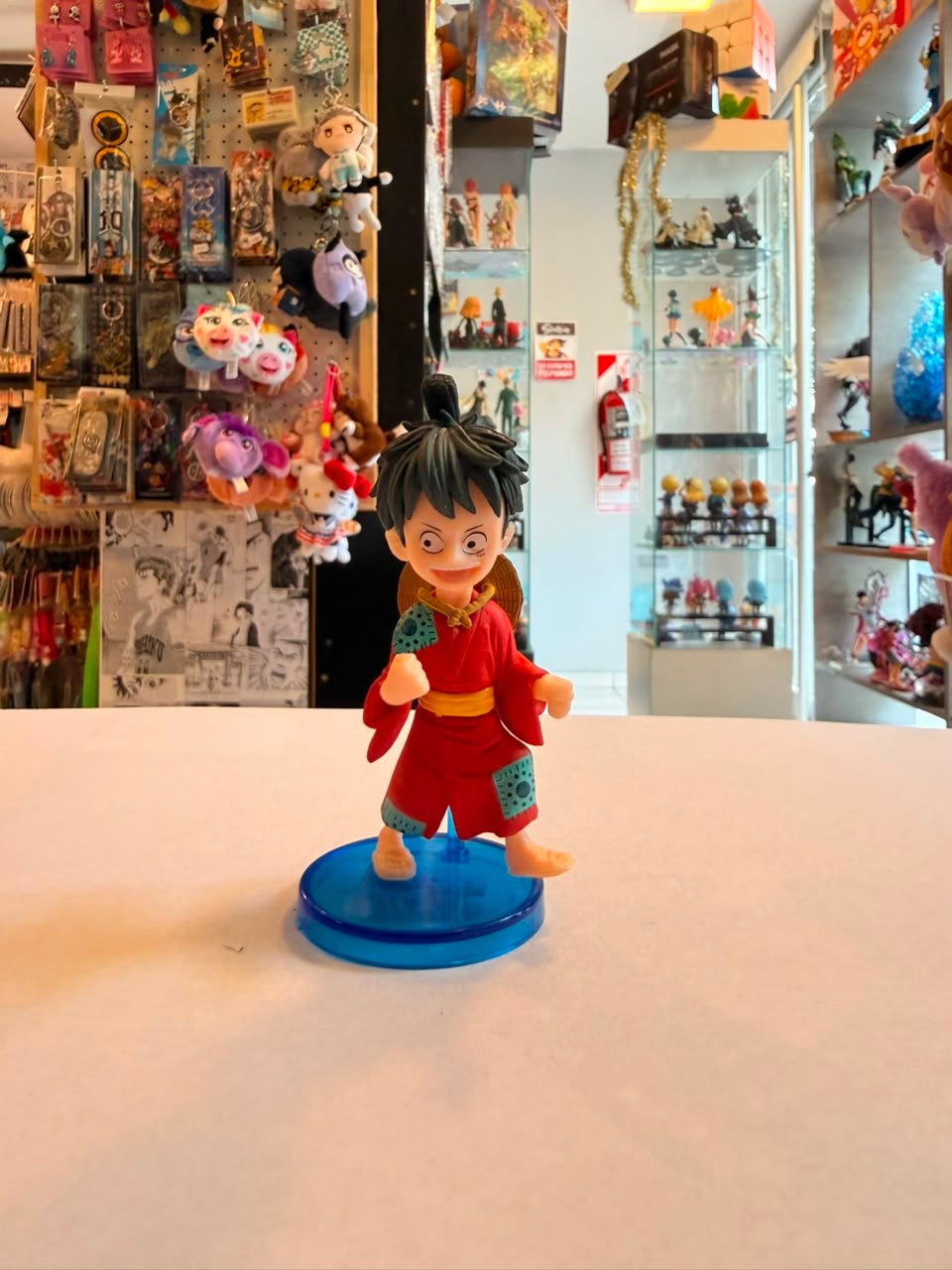 FIGURA GASHAPON DE MONKEY D. LUFFY CON KIMONO ROJO