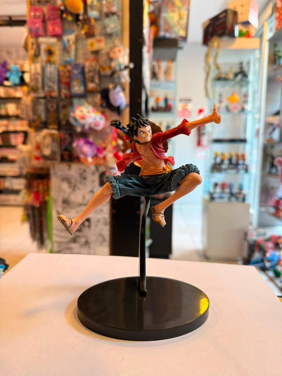 FIGURA DE MONKEY D. LUFFY EN POSE DE ATAQUE