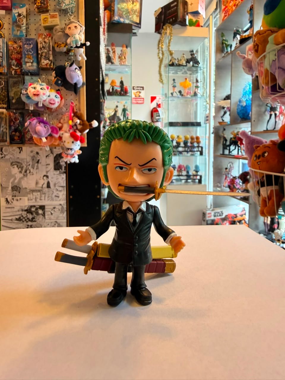 FIGURA CHIBI DE ZORO CON TRAJE FORMAL NEGRO Y SOSTENIENDO KATANA EN LA BOCA