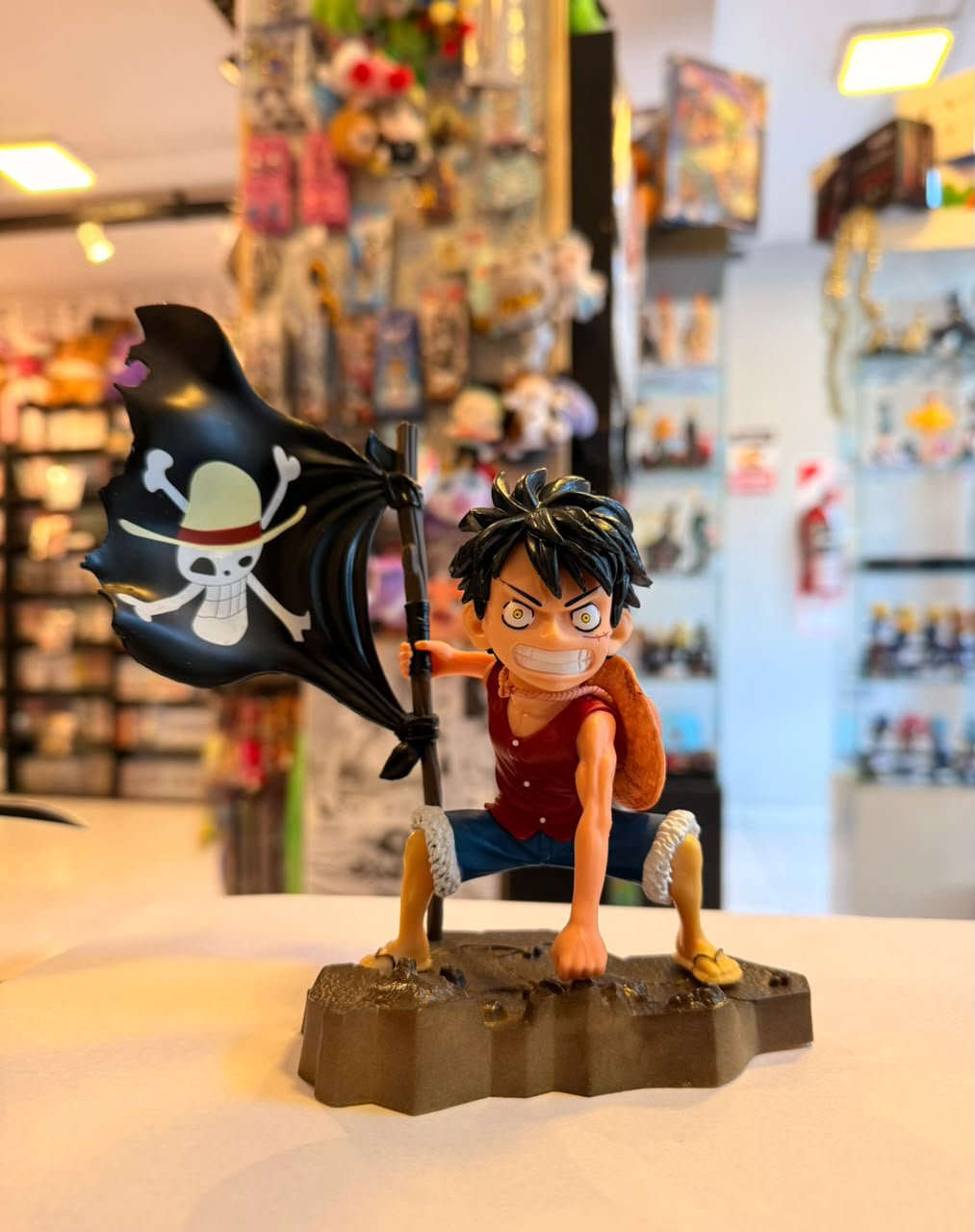 FIGURA DE MONKEY D. LUFFY SOSTENIENDO BANDERA PIRATA