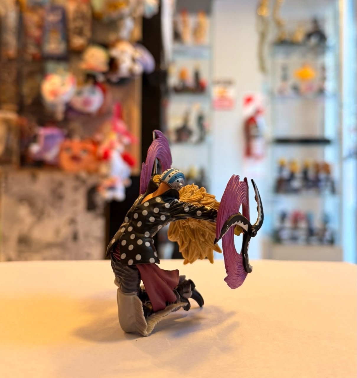 FIGURA DE KILLER ARRODILLADO CON SUS ARMAS, GUADAÑAS MONTADAS EN SUS MANOS