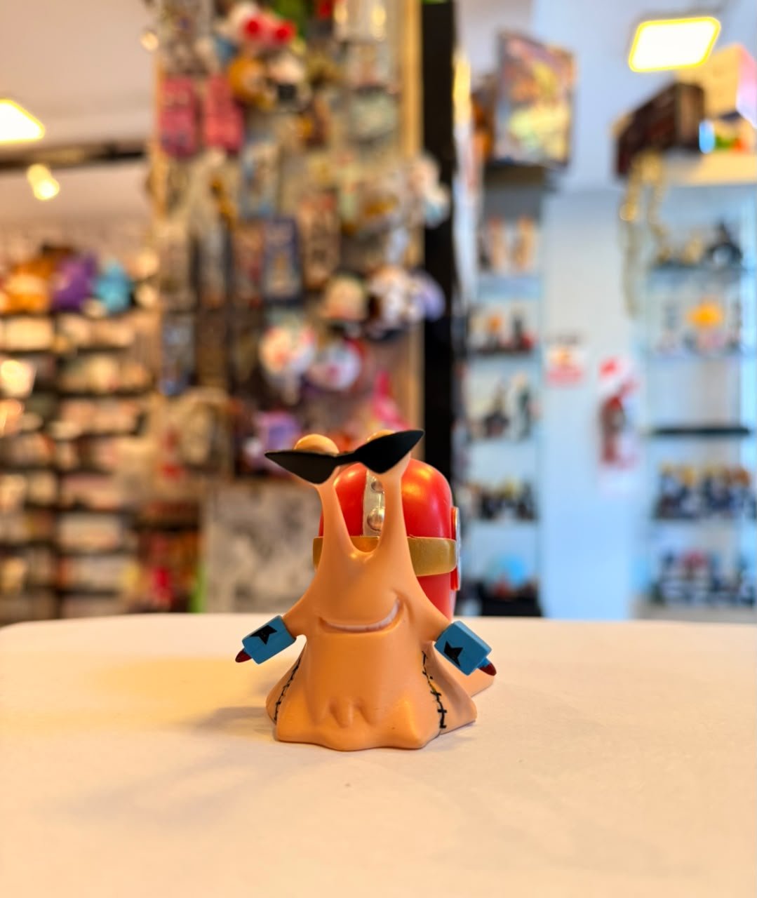 FIGURA GASHAPON DE DEN DEN MUSHI CON GAFAS DE SOL