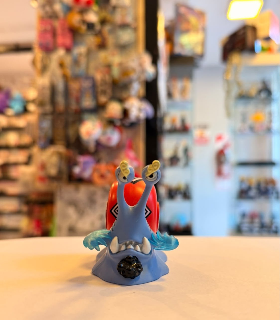 FIGURA GASHAPON DE DEN DEN MUSHI CON EXPRESION ENOJADA