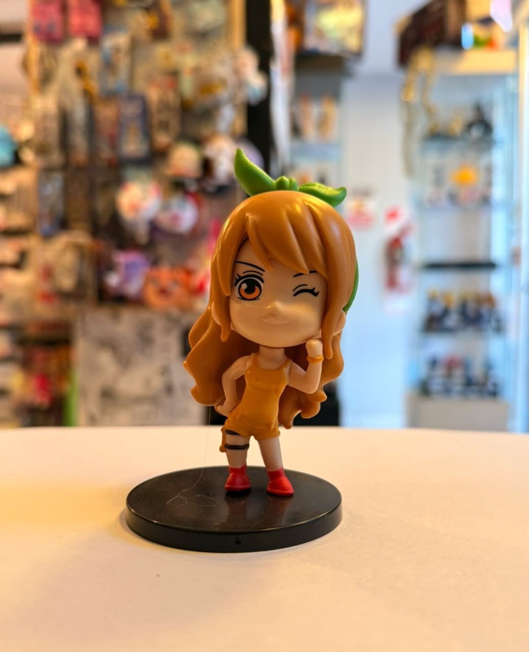 FIGURA CHIBI DE NAMI CON ATUENDO AMARILLO