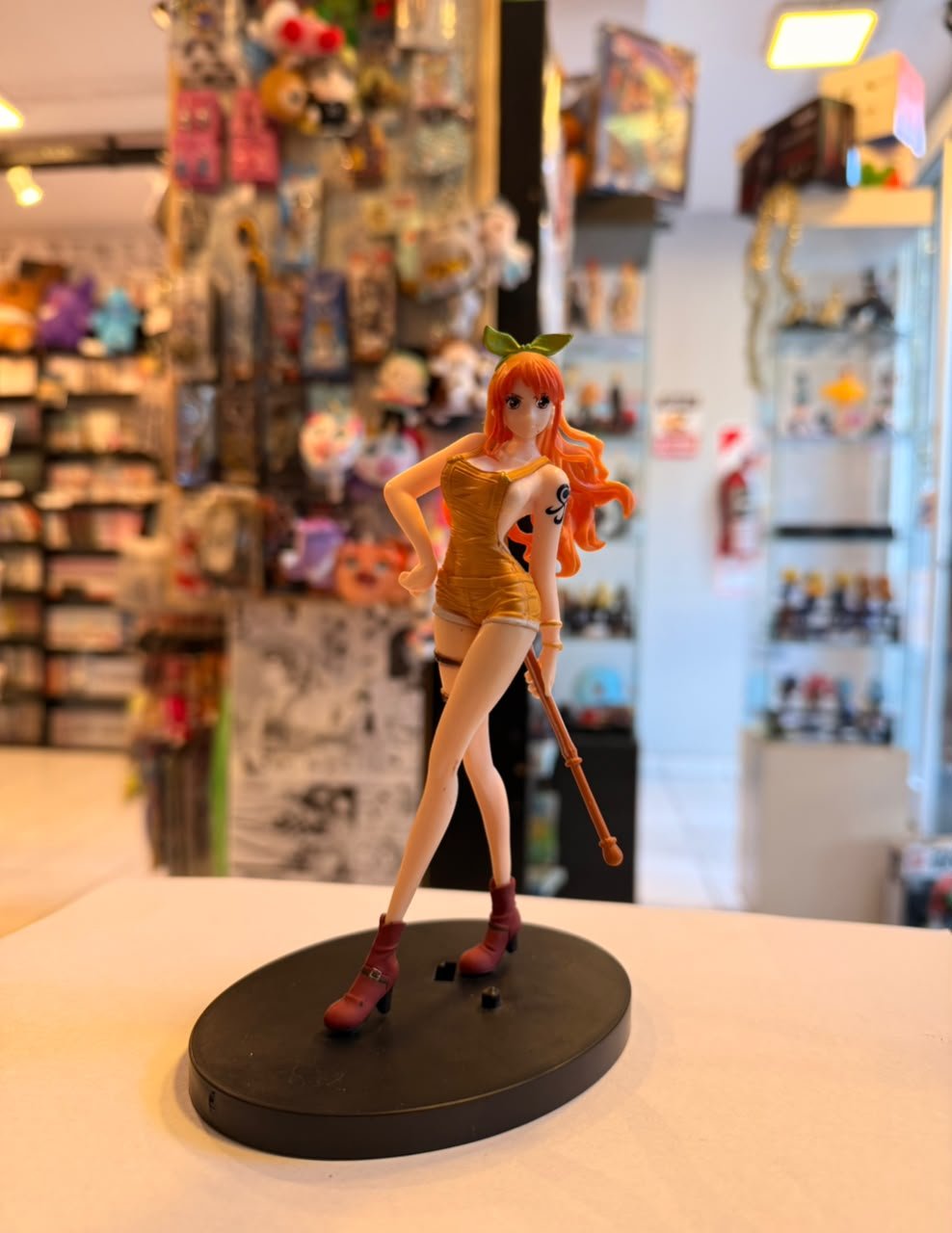 FIGURA DE NAMI CON SU ATUENDO AMARILLO Y BASTON CLIMATICO