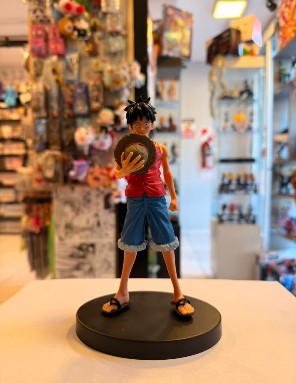 FIGURA DE MONKEY D. LUFFY SOSTENIENDO SU SOMBRERO