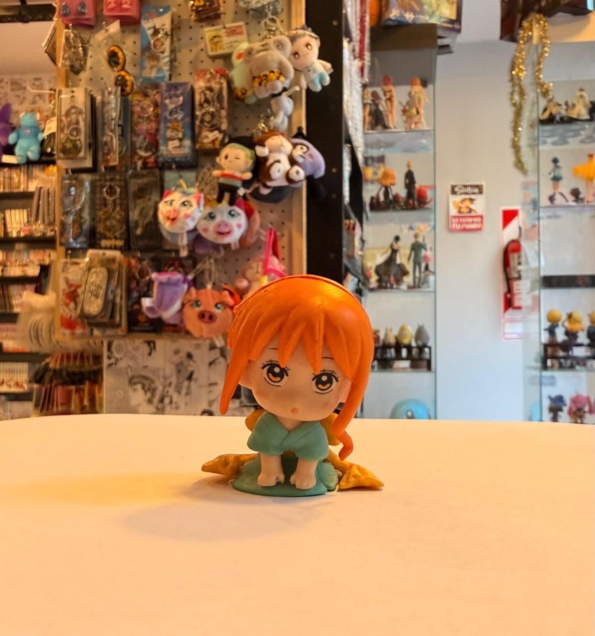 FIGURA GASHAPON DE NAMI SENTADA CON VESTIMENTA VERDE
