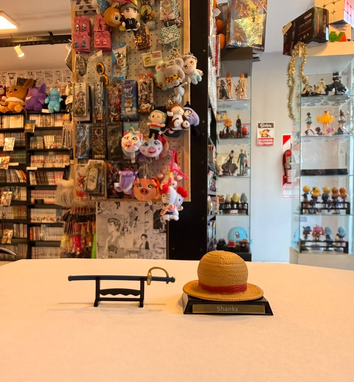 FIGURA GASHAPON DE ELEMENTOS ICONICOS DE SHANKS