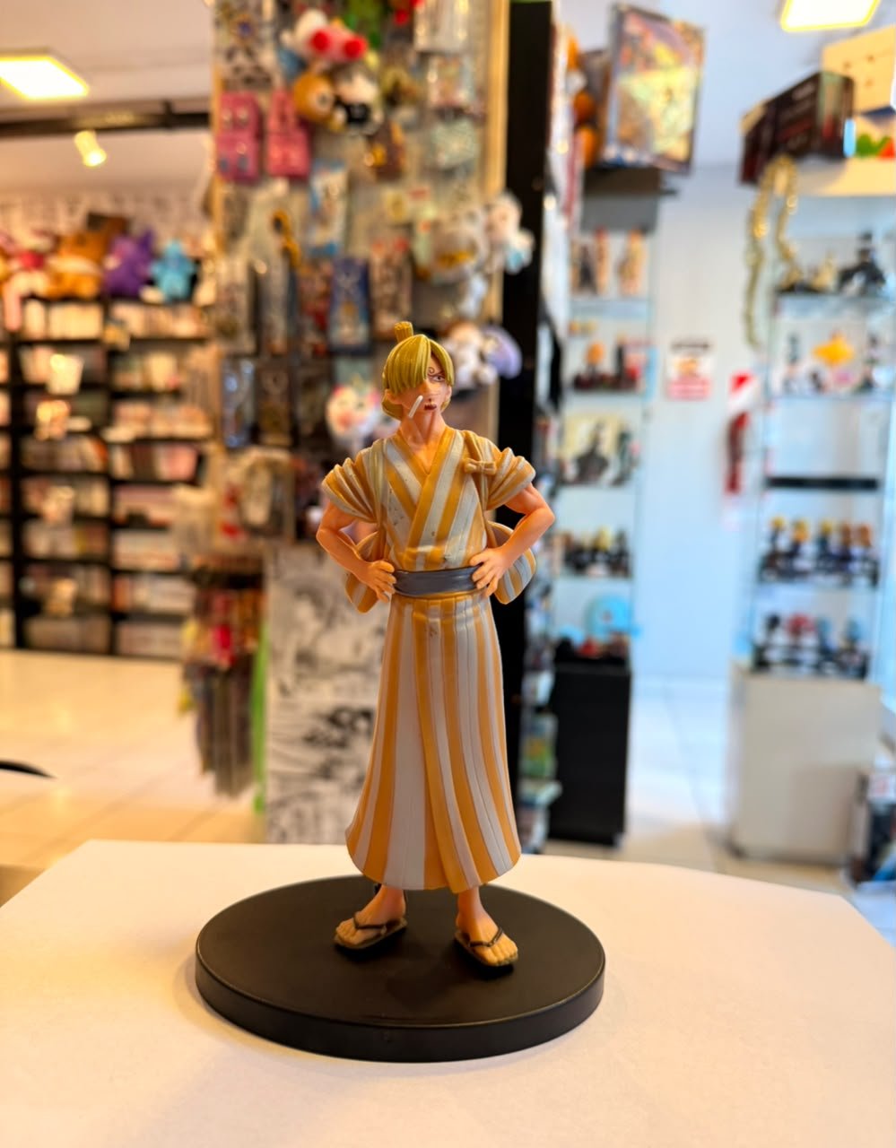FIGURA DE SANJI VISTIENDO UN YUKATA AMARILLO Y BLANCO