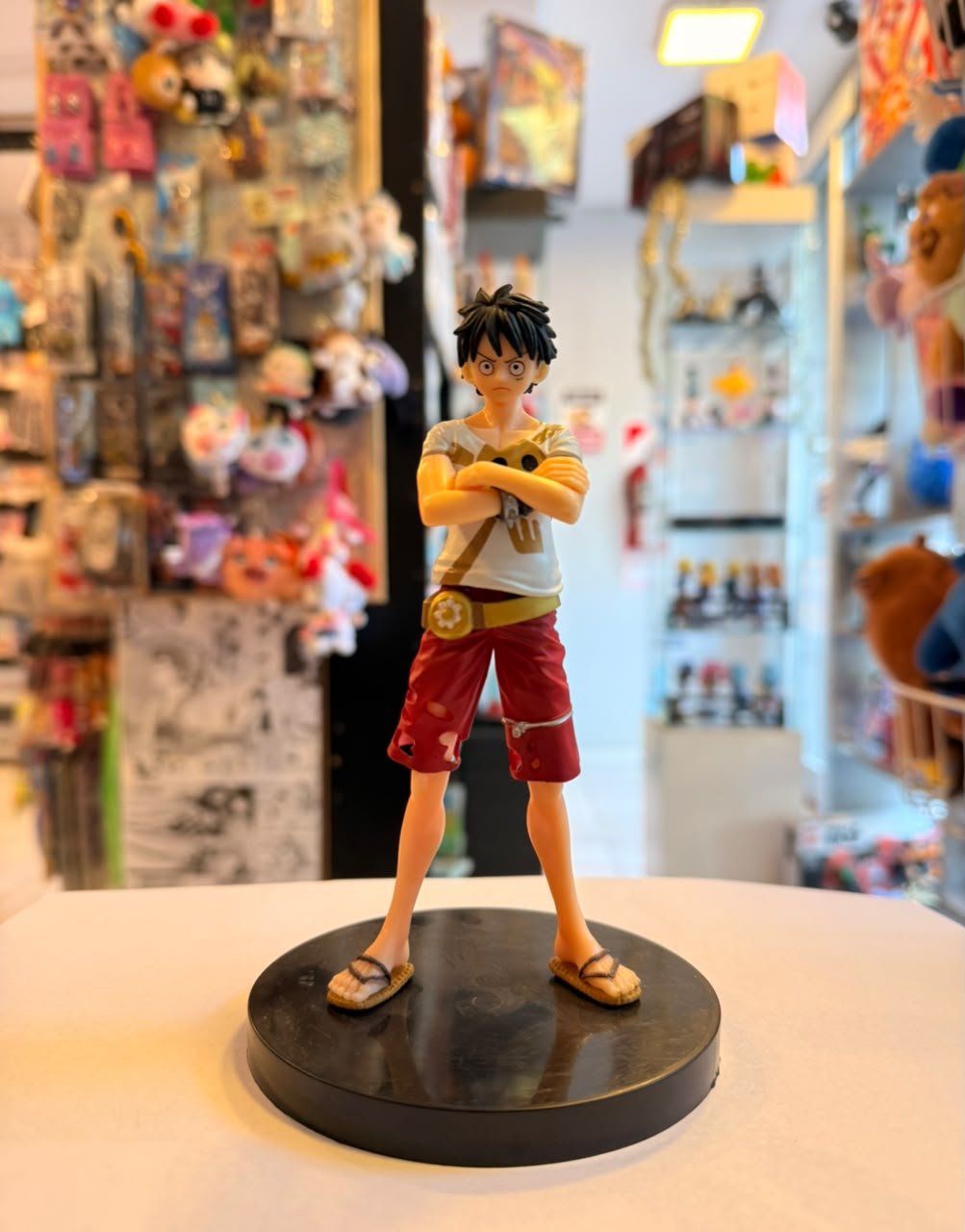 FIGURA DE MONKEY D. LUFFY CON VESTIMENTA ESPECIAL Y LOS BRAZOS CRUZADOS