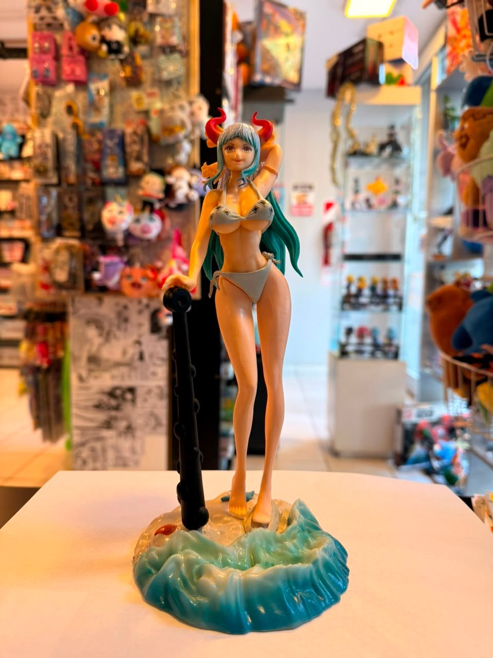 FIGURA DE YAMATO EN BIKINI Y BASE DE OLEAJE