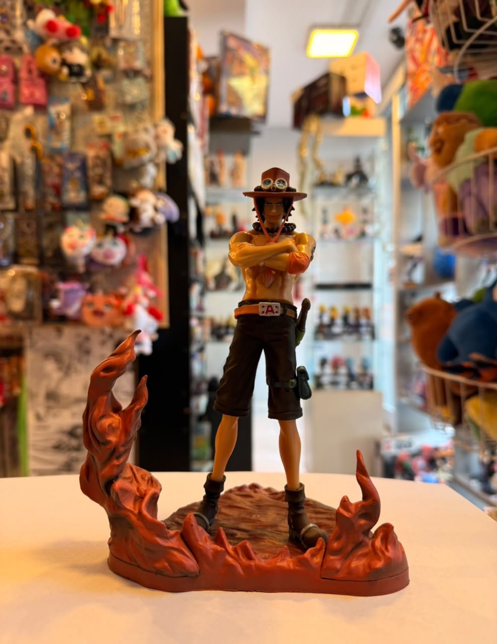 FIGURA DE PORTGAS D. ACE CON SU SOMBRERO Y BRAZOS CRUZADOS EN BASE CON EGECTOS DE LLAMAS