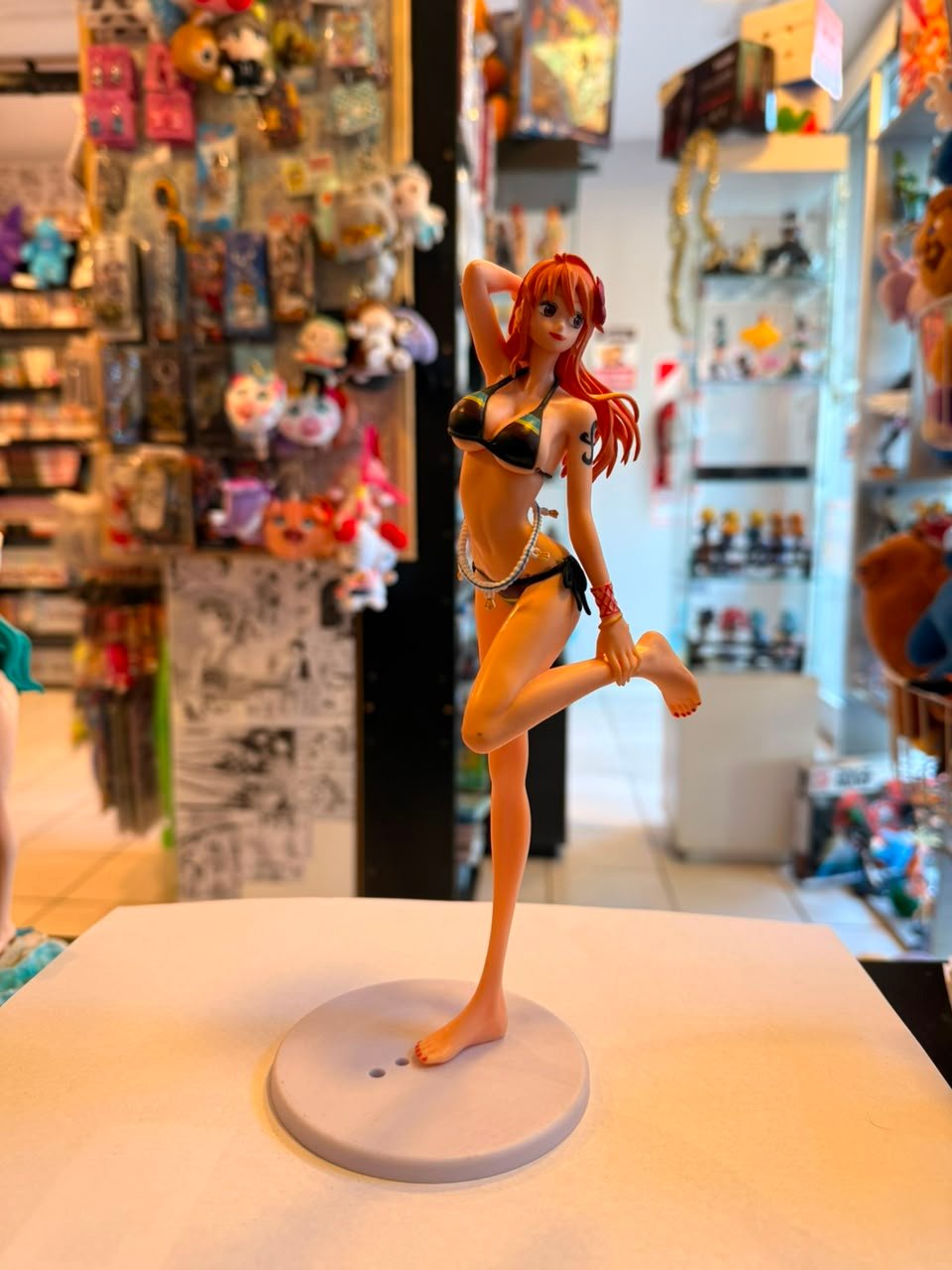 FIGURA DE NAMI POSANDO EN BIKINI OSCURO