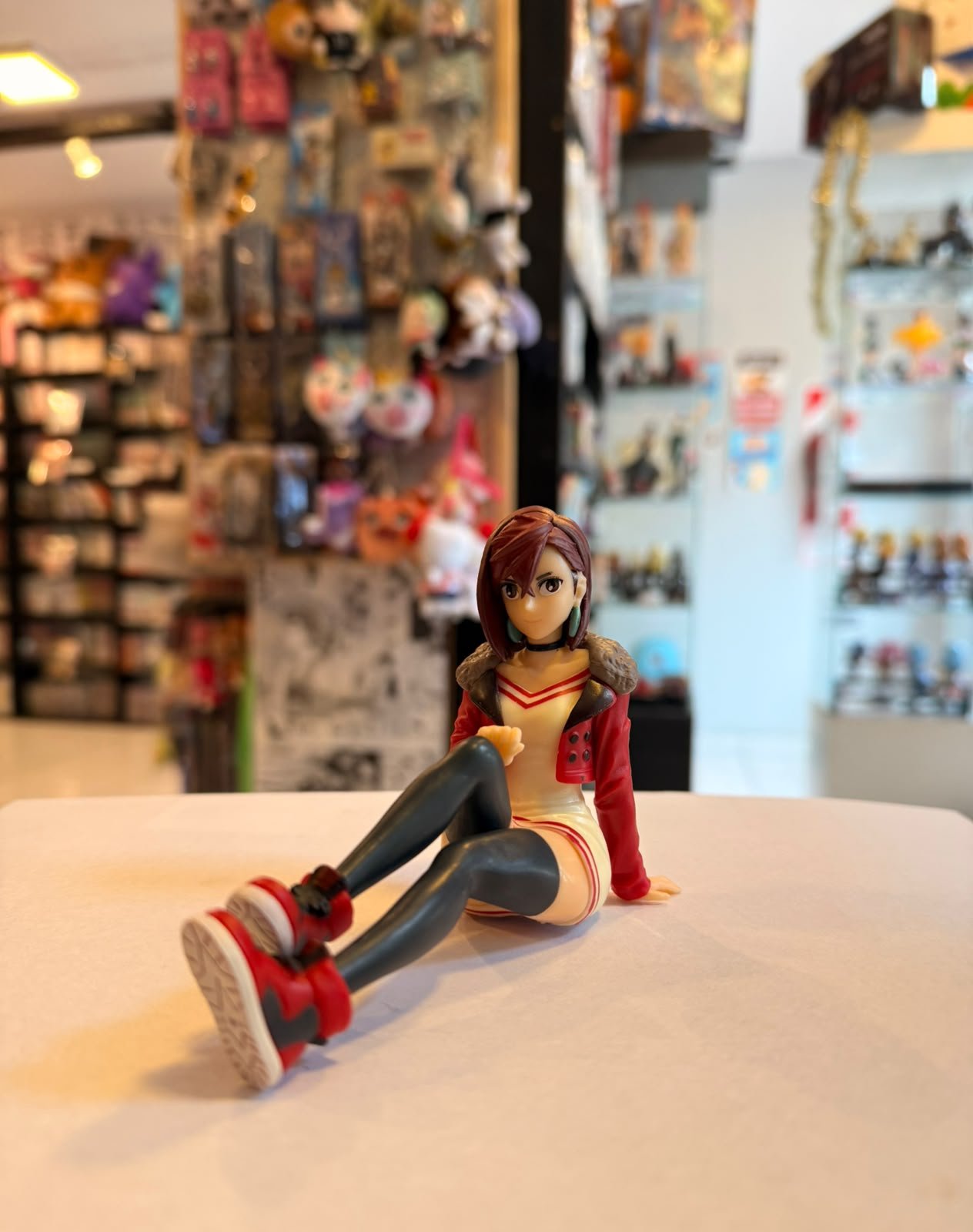 FIGURA DE MOMO AYASE SENTADA CON CHAQUETA ROJA Y TURBO ABUELA GASHAPON foto 2