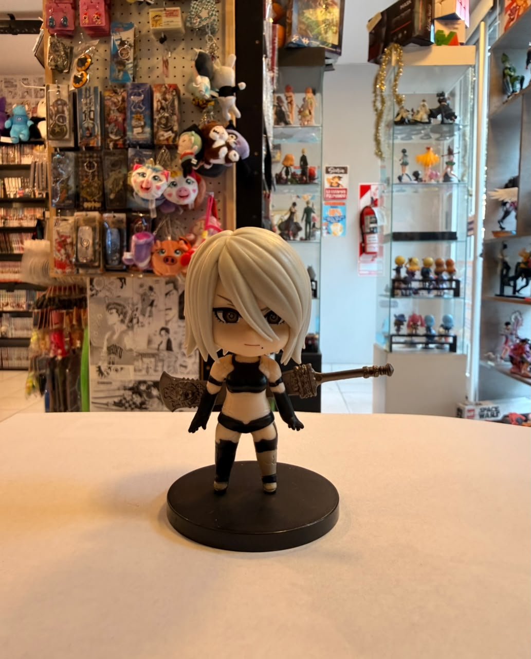FIGURA CHIBI DE A2 CON SU ESPADA