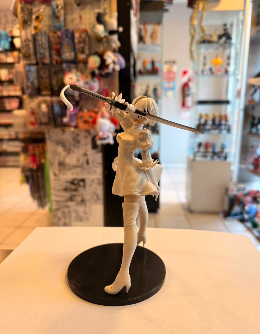FIGURA DE 2B CON SU VESTIDO BLANCO foto 2