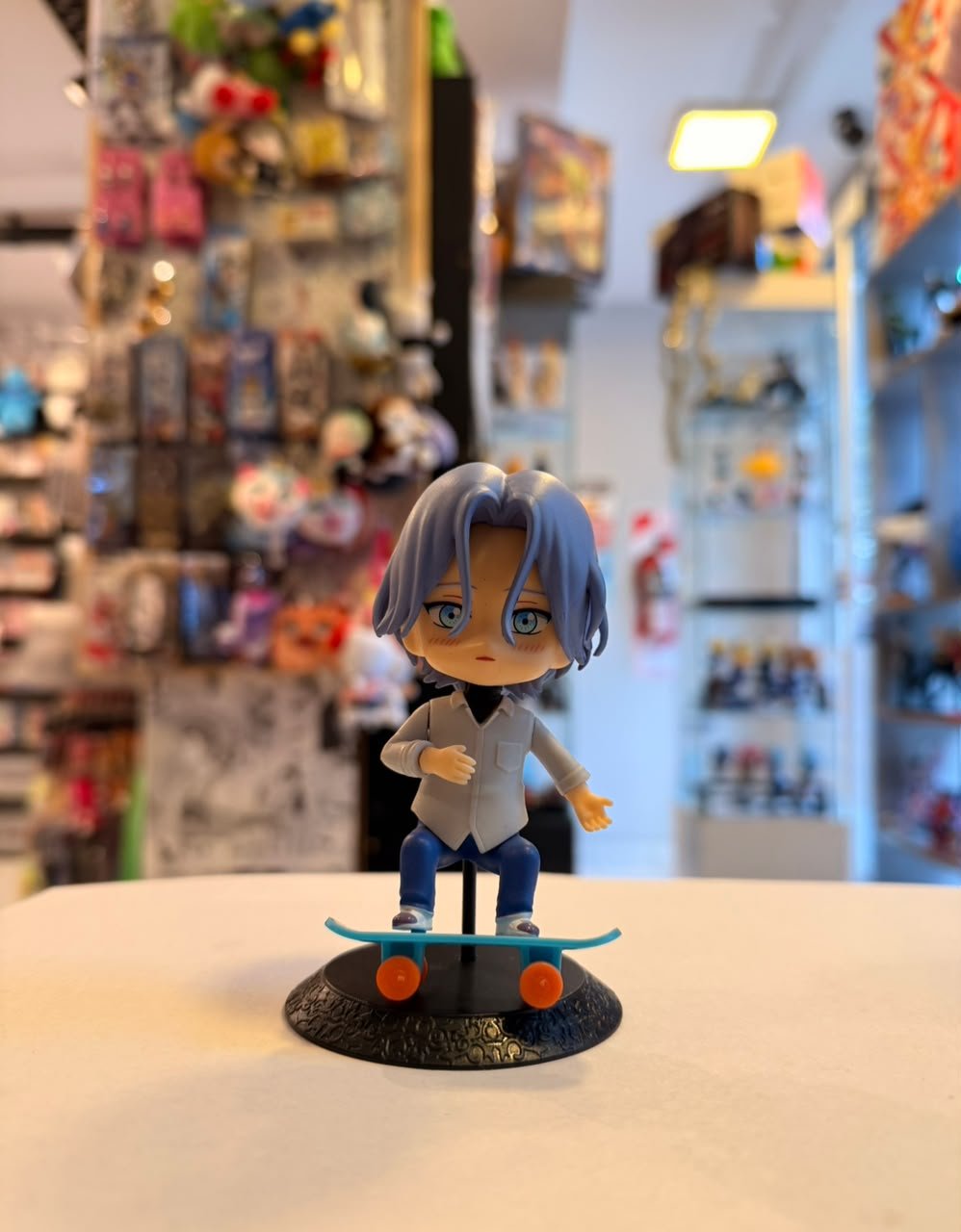 FIGURA CHIBI DE LANGA HASEGAWA CON SU PATINETA Y VENDAJE