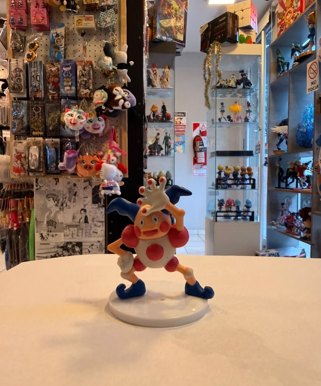 FIGURA GASHAPON DE MR. MIME HACIENDO SU CARACTERISTICO GESTO