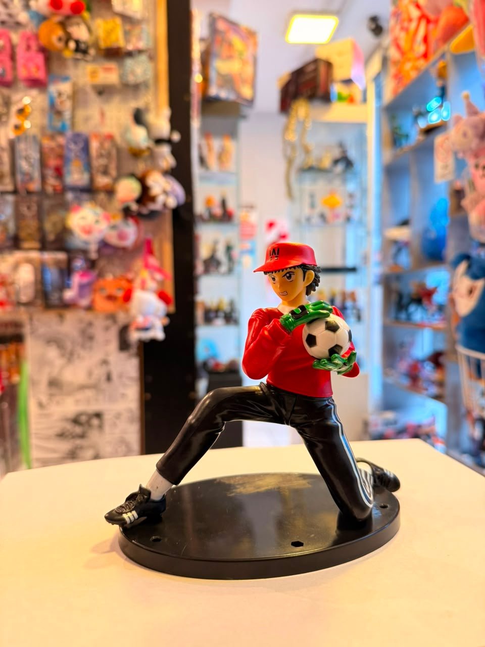 FIGURA DE BENJI PRICE ARRODILLADO SOSTENIENDO BALON DE FUTBOL foto 2