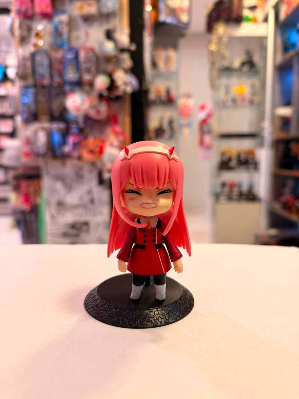 FIGURA CHIBI DE ZERO TWO CON EXPRESION SONRIENTE
