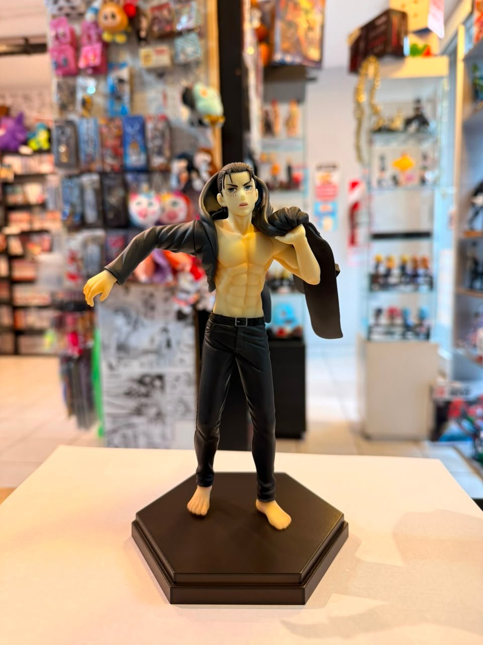 FIGURA DE EREN YEAGER CON EL TORSO DESNUDO Y CHAQUETA SOBRE LOS HOMBROS