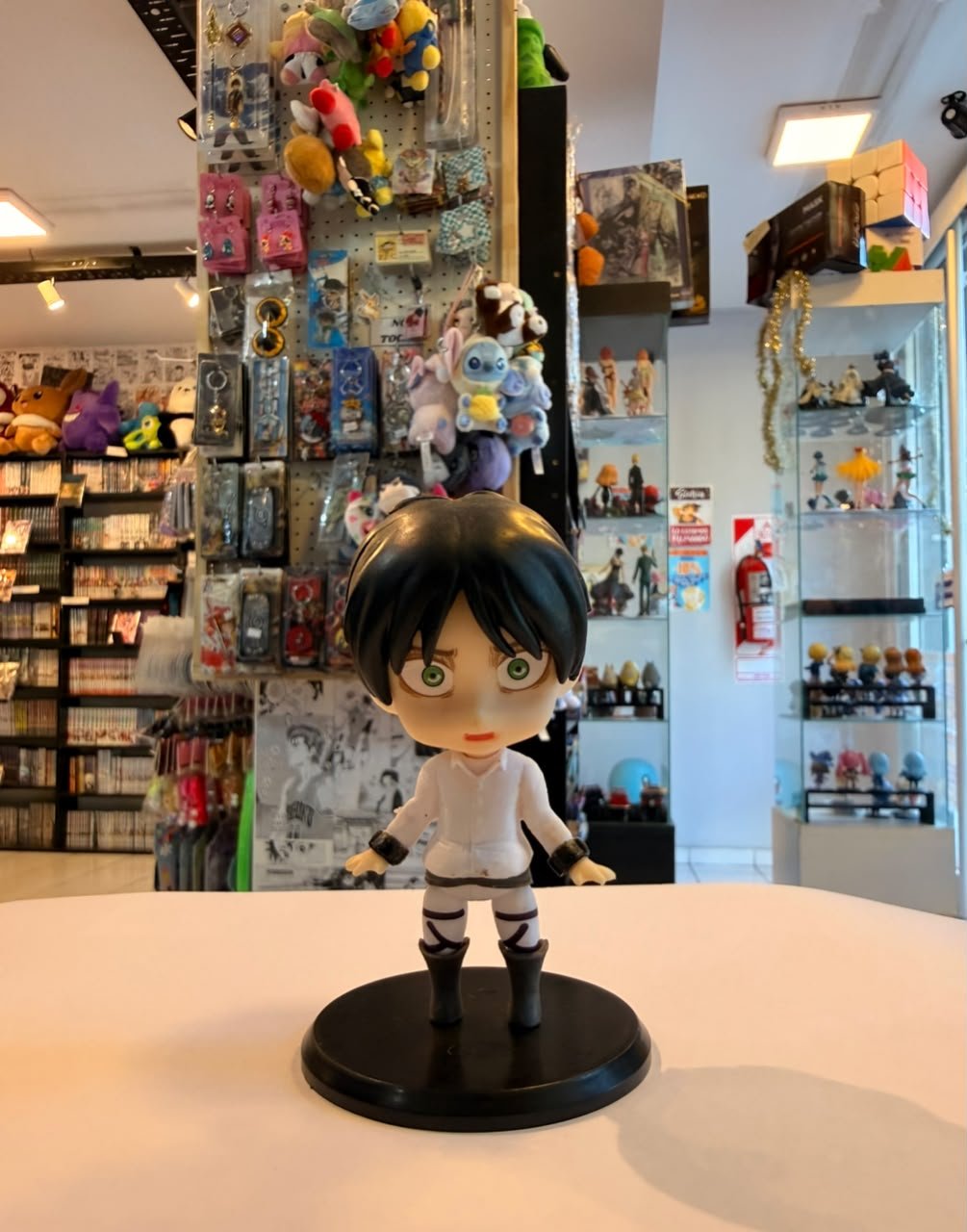 FIGURA CHIBI DE EREN YEAGER CON EL UNIFORME DE LA TROPA