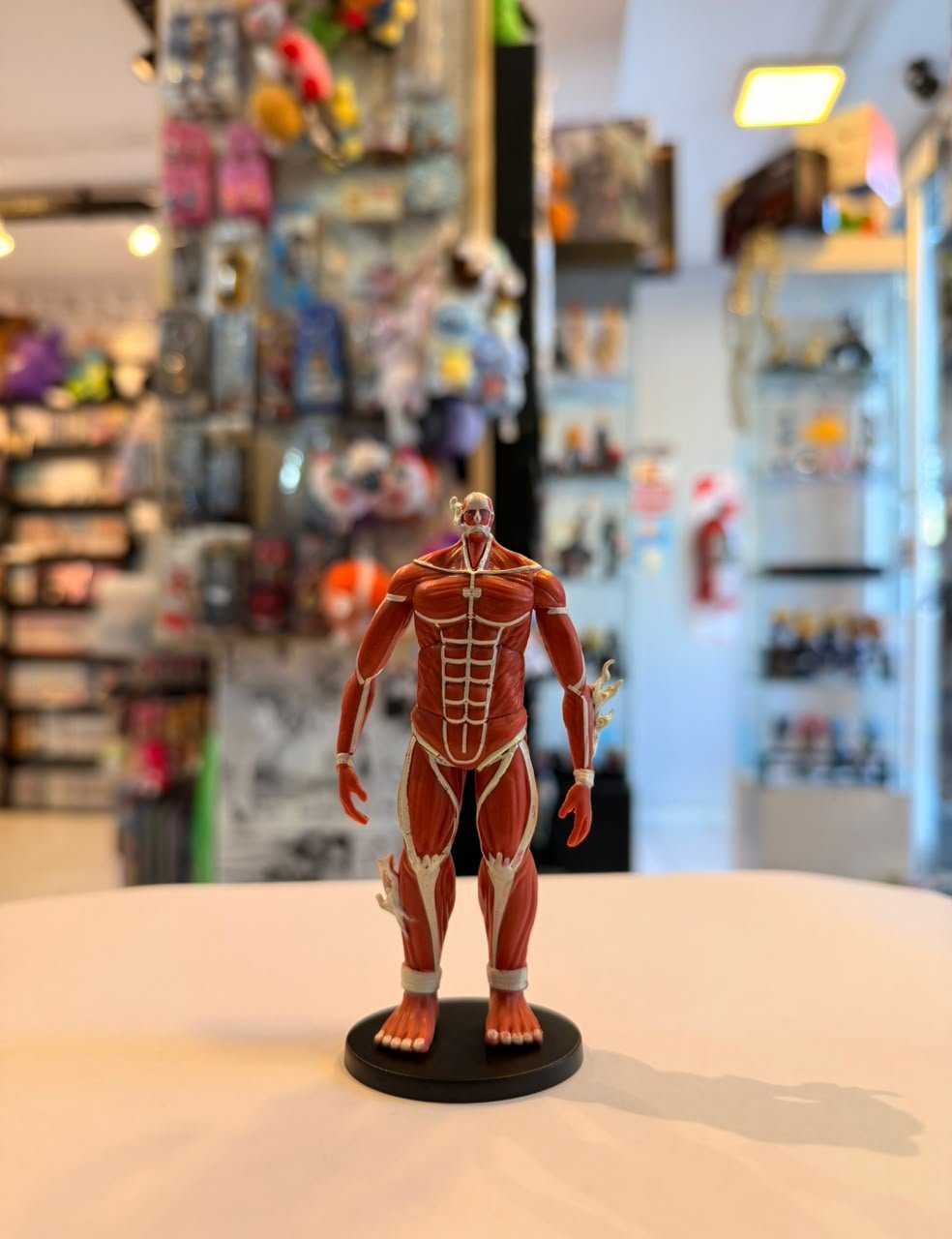 FIGURA CHIBI DE TITAN COLOSAL SIN PIEL, CON SU MUSCULATURA EXPUESTA