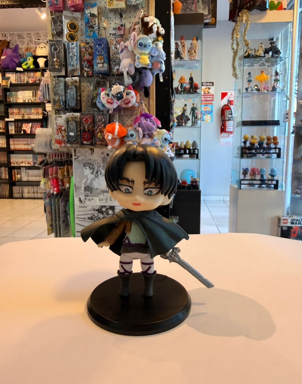 FIGURA CHIBI DE LEVI ACKERMAN CON SU CAPA DEL CUERPO DE EXPLORACION Y ESPADA