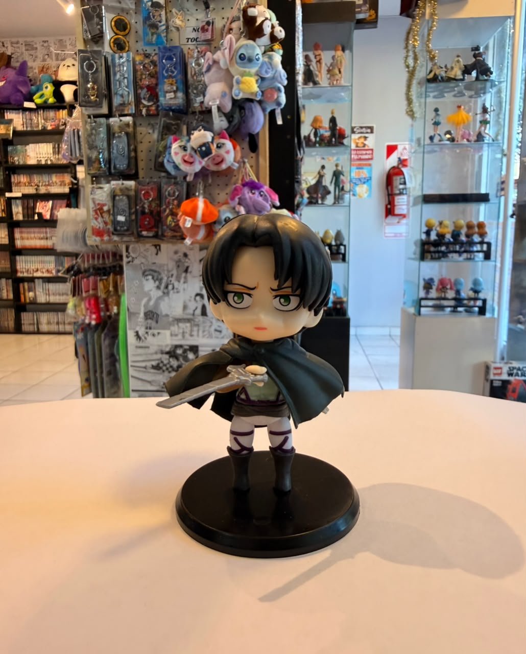 FIGURA CHIBI DE LEVI ACKERMAN SOSTENIENDO ESPADAS DE ACERO