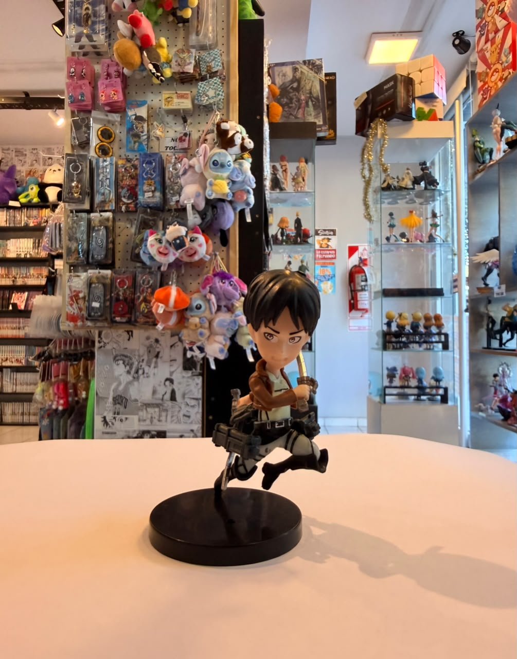 FIGURA GASHAPON DE LEVI ACKERMAN EN POSE DE BATALLA