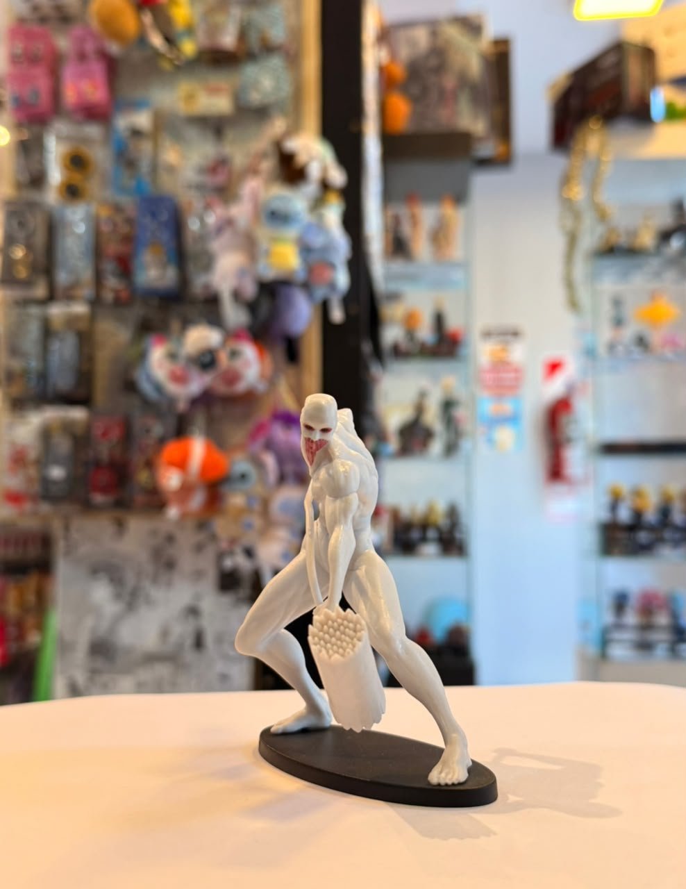 FIGURA CHIBI DEL TITAN MARTILLO DE GUERRA SOSTENIENDO SU ARMA
