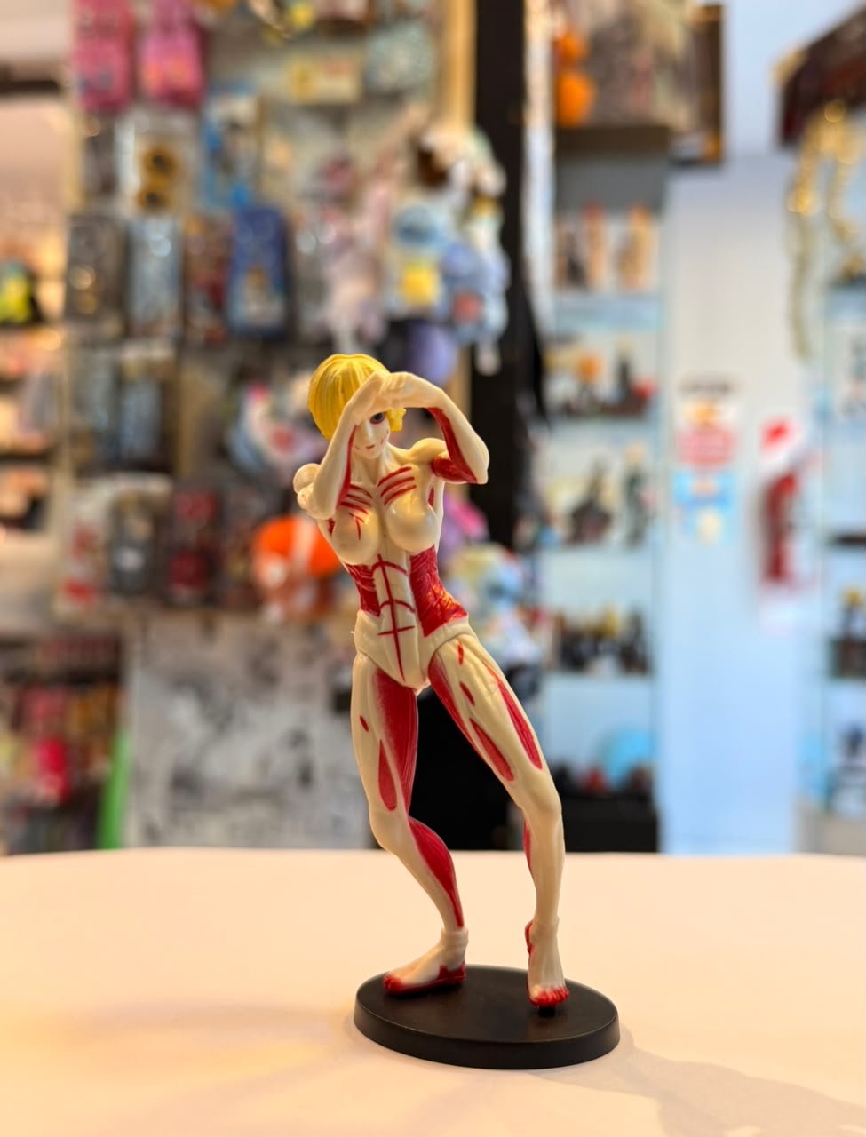 FIGURA CHIBI DE ANNIE LEONHART EN SU FORMA DE TITAN HEMBRA CON LA PIEL EXPUESTA