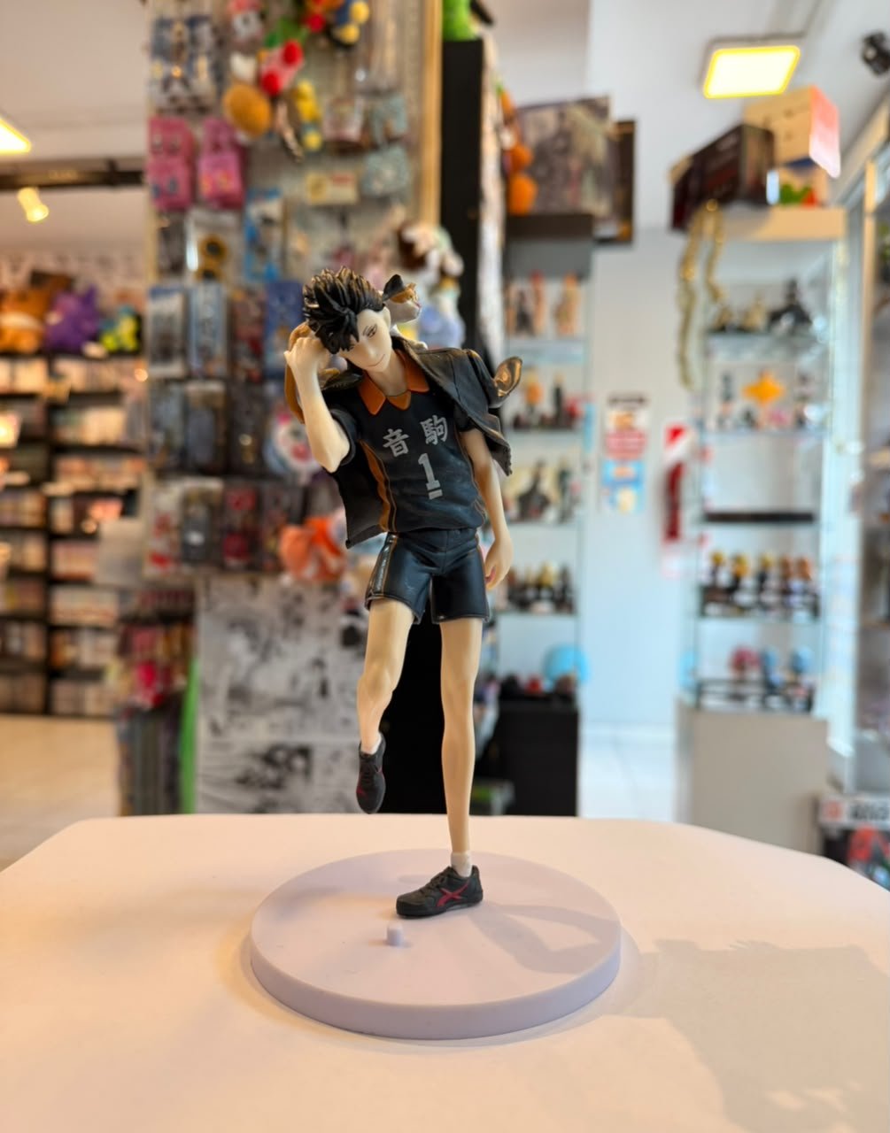 FIGURA DE TETSURO KUROO CON SU UNIFORME Y GATO EN EL HOMBRO
