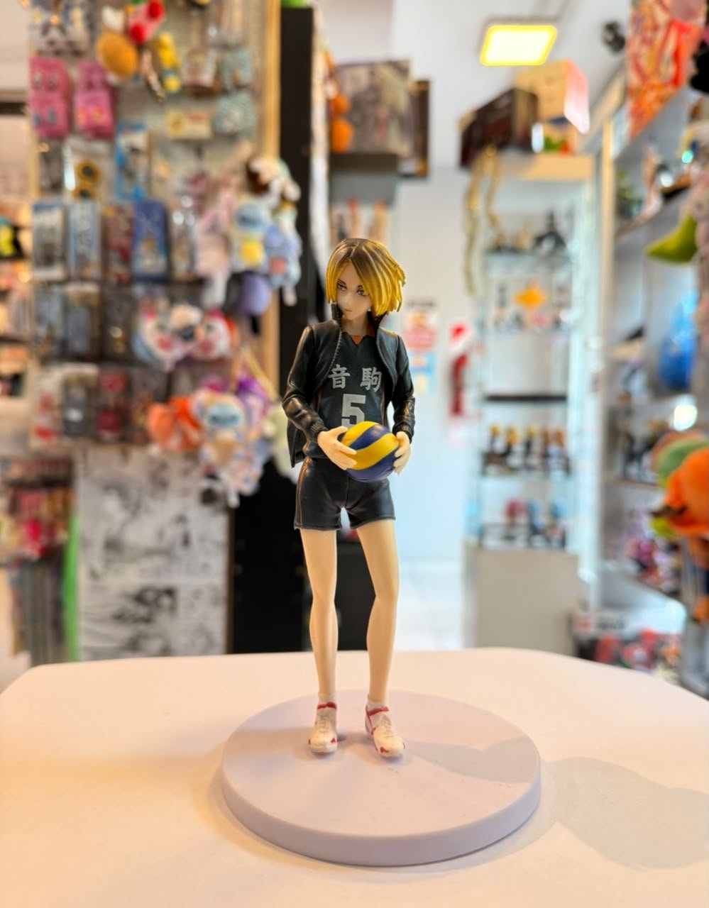 FIGURA DE KENMA KOZUME CON SU UNIFORME Y SOSTENIENDO BALON