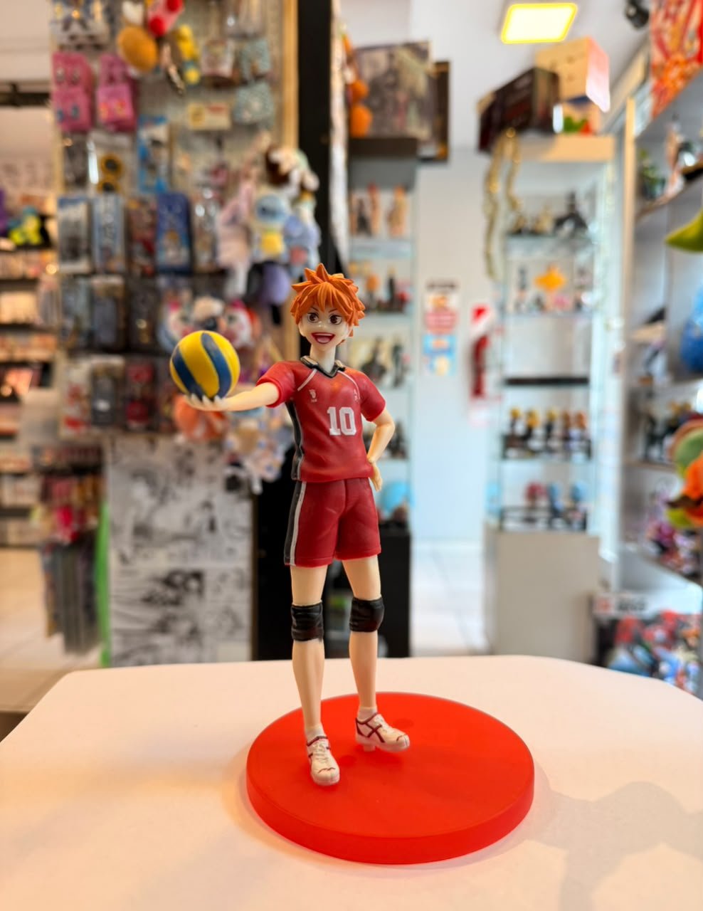 FIGURA DE SHOYO HINATA CON SU UNIFORME Y SOSTENIENDO BALON