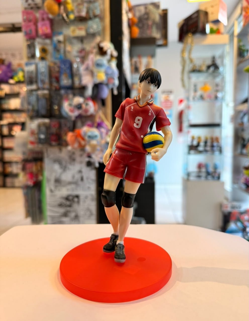 FIGURA DE TOBIO KAGEYAMA CON SU UNIFORME Y SOSTENIENDO BALON
