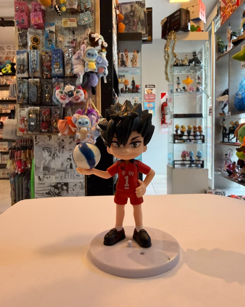 FIGURA CHIBI DE TETSURO KUROO CON SU UNIFORME ROJO Y SOSTENIENDO BALON