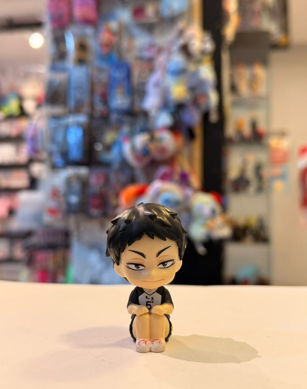 FIGURA GASHAPON DE KEIJI AKAASHI SENTADO
