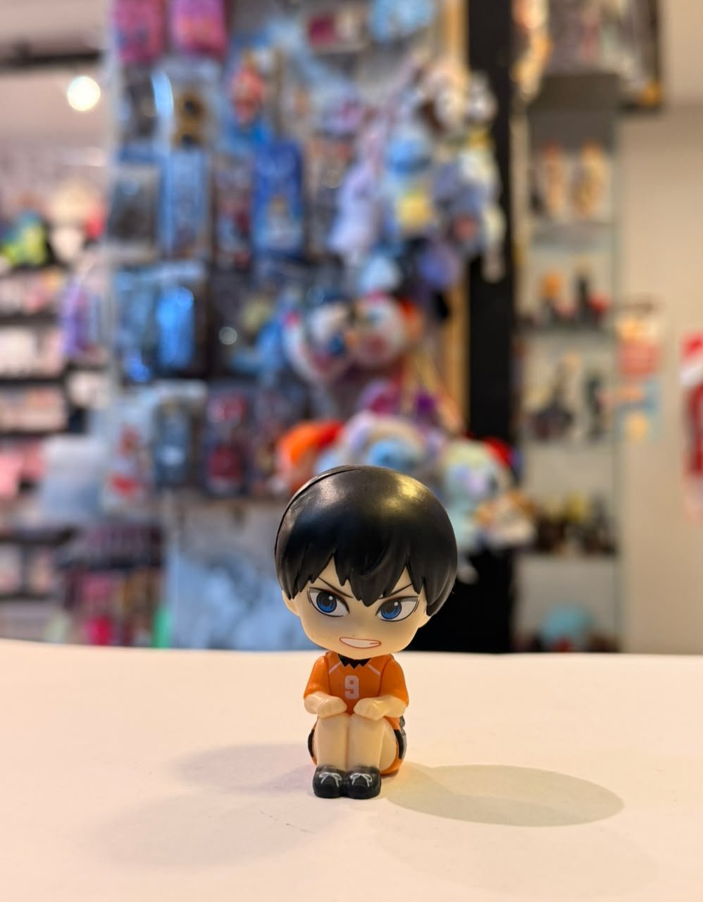 FIGURA GASHAPON DE TOBIO KAGEYAMA SENTADO