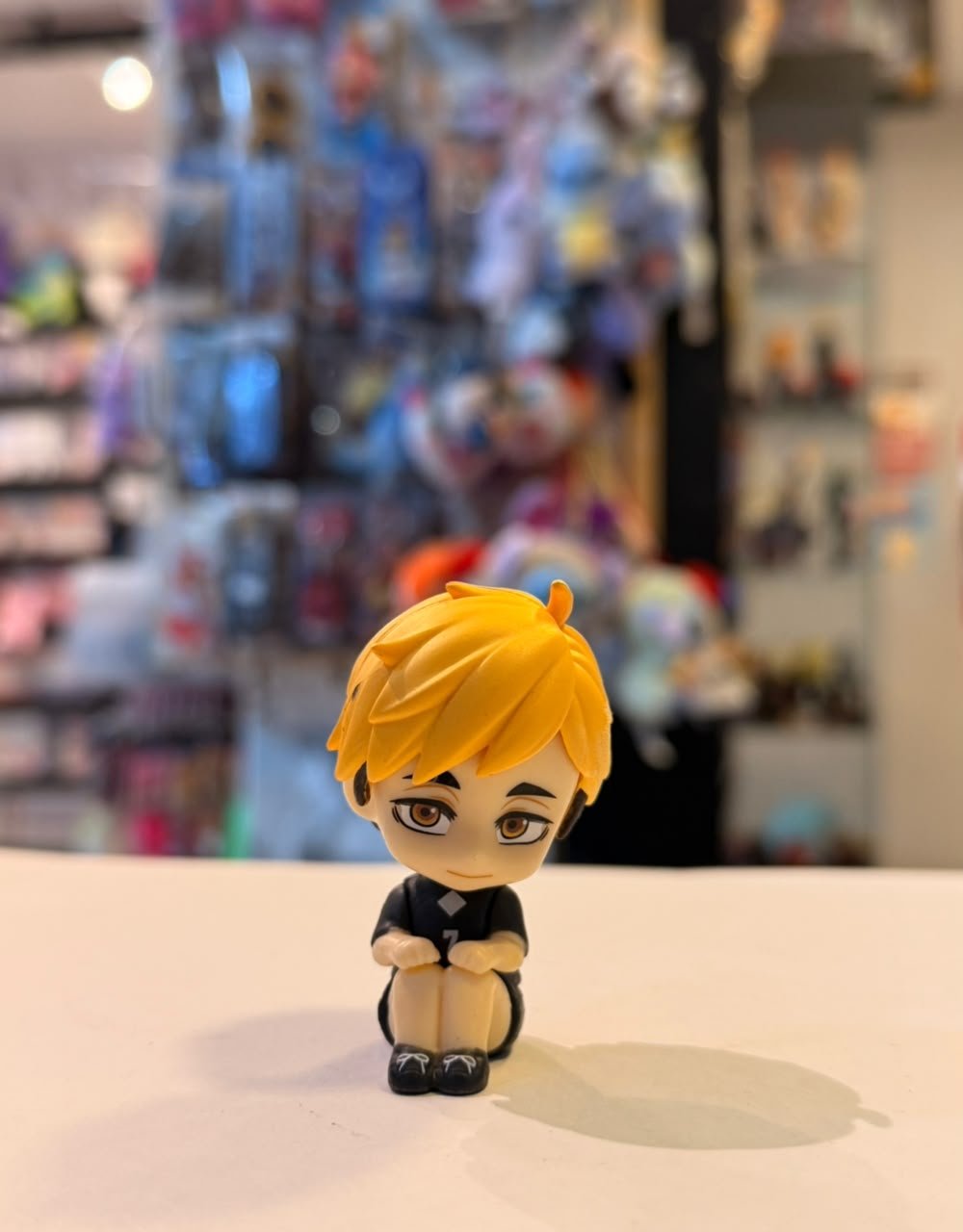 FIGURA GASHAPON DE ATSUMU MIYA SENTADO