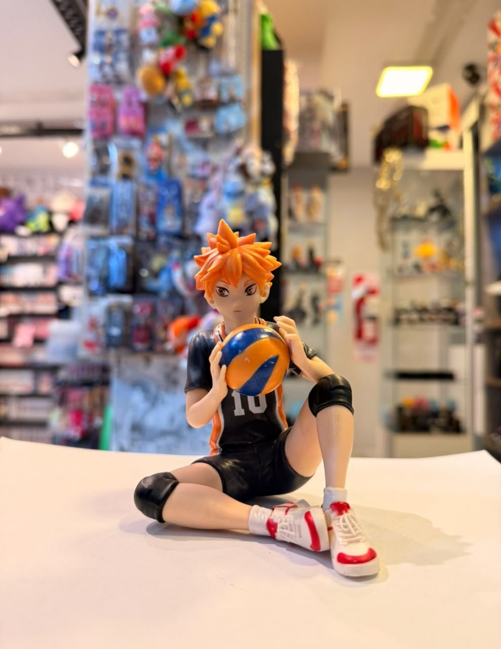 FIGURA DE SHOYO HINATA SENTADO SOSTENIENDO UN BALON