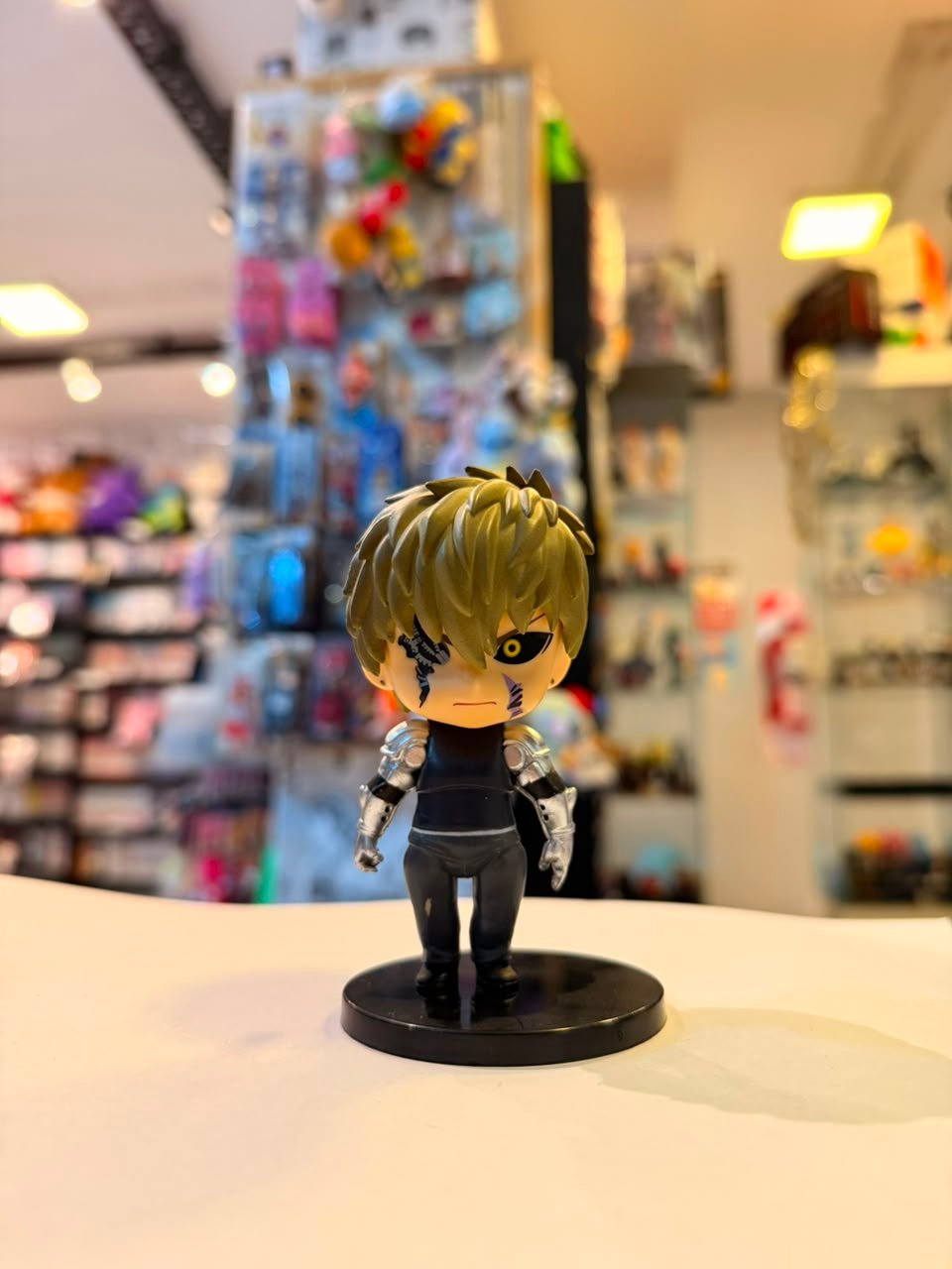 FIGURA CHIBI DE GENOS CON MARCAS OSCURAS