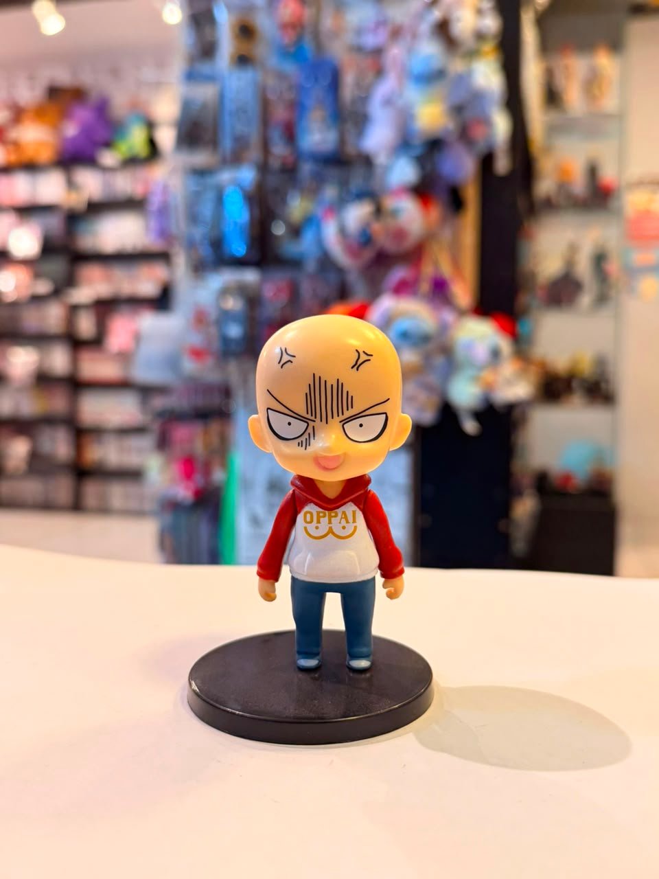 FIGURA CHIBI DE SAITAMA VISTIENDO SUDADERA BLANCA