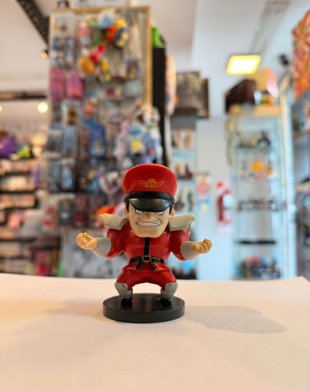 FIGURA CHIBI DE M. BISON CON UNIFORME MILITAR ROJO