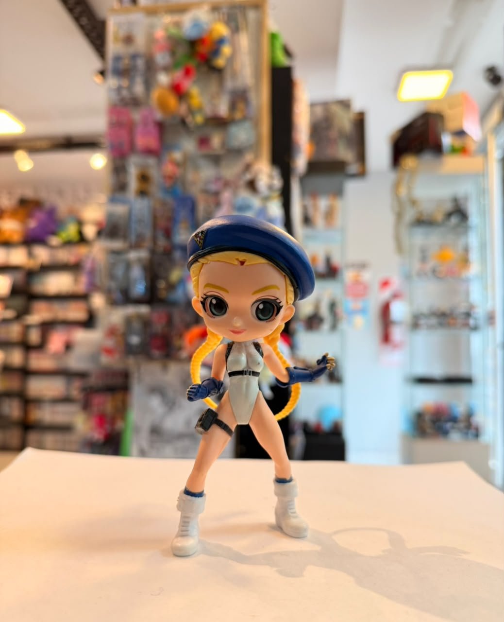 FIGURA DE CAMMY EN SU TRAJE BLANCO Y BOINA AZUL