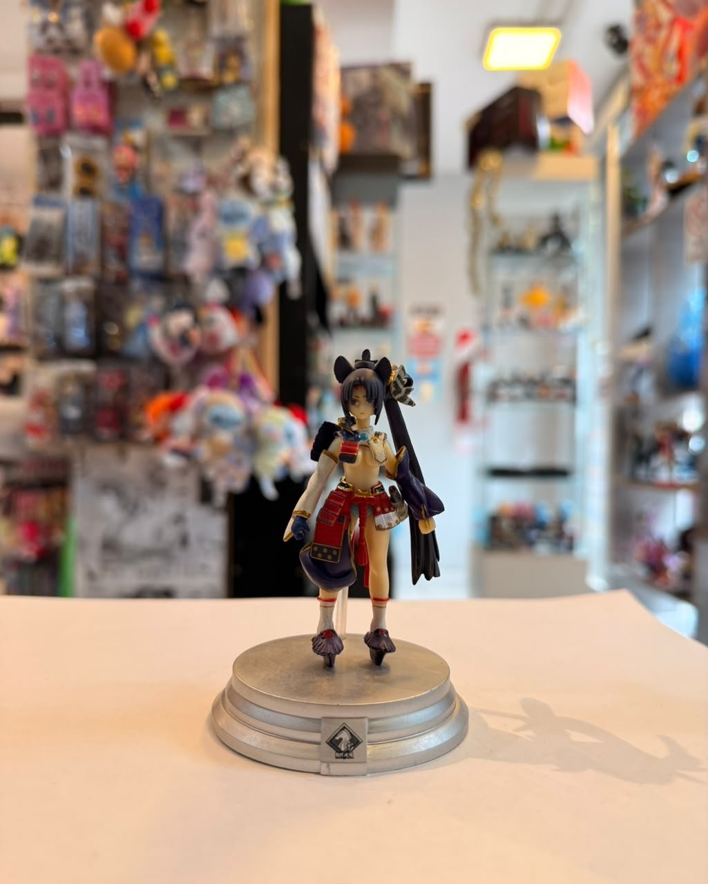 FIGURA DE USHIWAKAMARU BASE GRIS