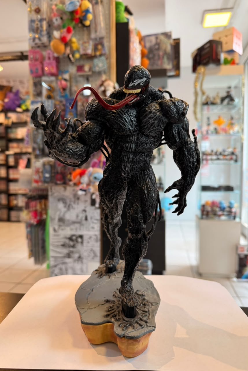 FIGURA DE VENOM SACANDO SU LENGUA LARGA