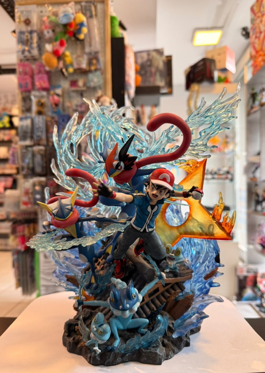FIGURA DE ESCENA DINAMICA DE ASH Y GRENINJA, FROAKIE Y FROGADIER